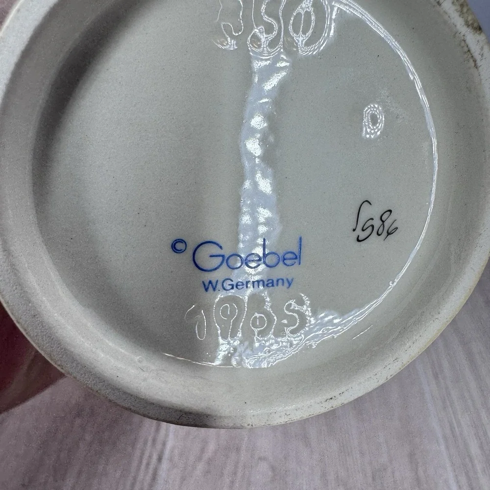 Goebel Hummel Girl Figurine Umbrella Basket On Holiday Vintage 4in‎ Germany